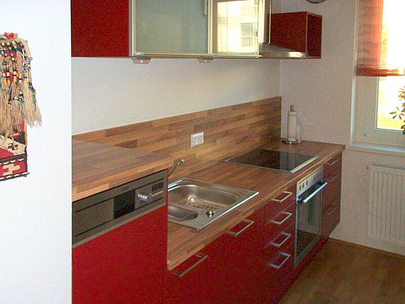 Zweizeilige Küche perfekt, in den doch kleinen Raum integriert.