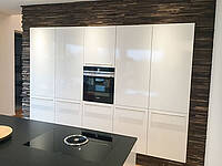 In die Wand integrierte Küchenzeile mit Altholz-Umrandung und Kochinsel mit BORA-Abluftsystem.