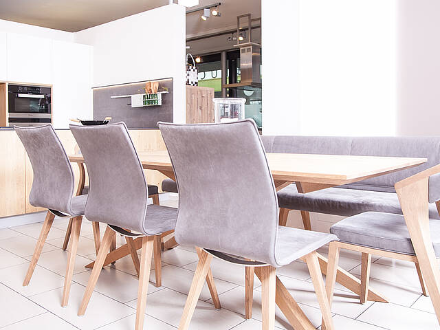 Auch die richtige Farbwahl der Sitzmöbel ist entscheidend, ob Ihre Küche glänzt.