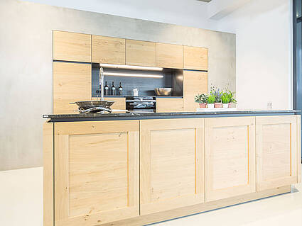 Beton-Look und Holz, gibt dieser Küche ihr Ambiente.