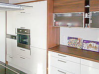 Küchenzeile mit kleiner Kochinsel und Stehbar-Lösung.