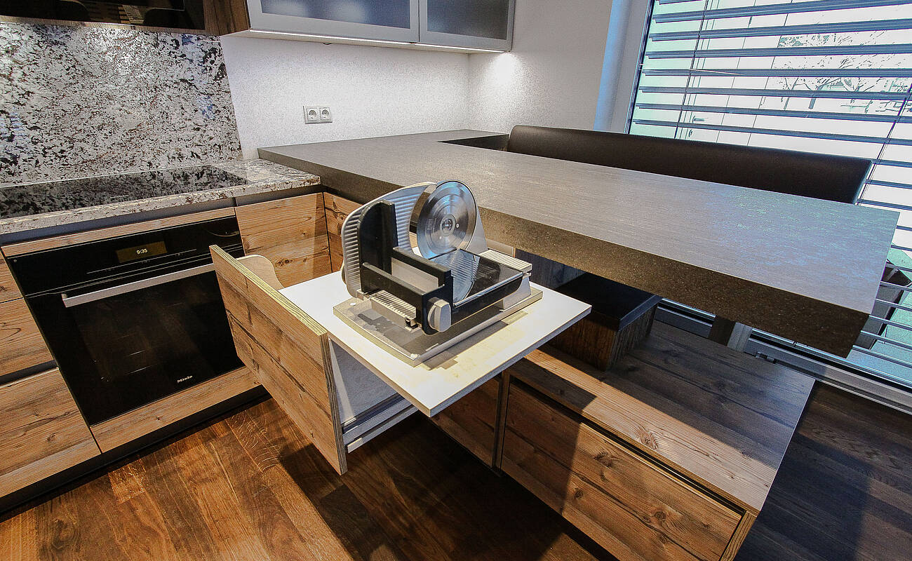 Wohnküche mit gemütlicher Sitzbank in Eichen-Optik wurde mit der olina-Brotlade ausgestattet.