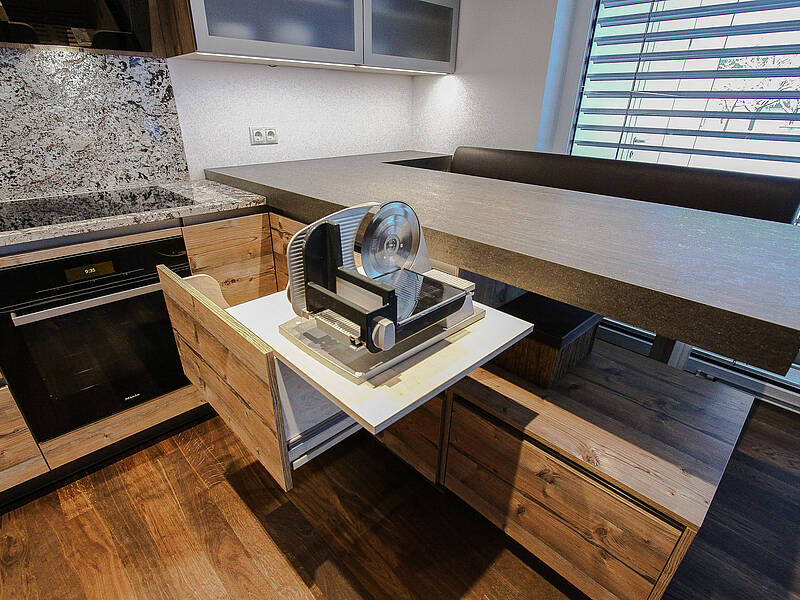 Wohnküche mit gemütlicher Sitzbank in Eichen-Optik wurde mit der olina-Brotlade ausgestattet.