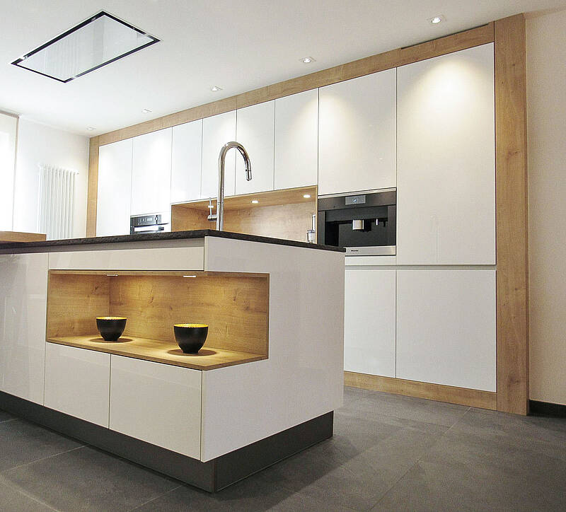 Küchenzeile mit Kochinsel in weiß und Holzoptik