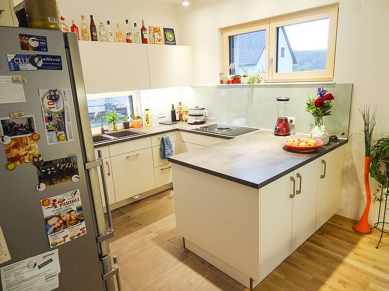 U-Küche mit freistehenden Kühlschrank un dem BORA-Abluftsystem.