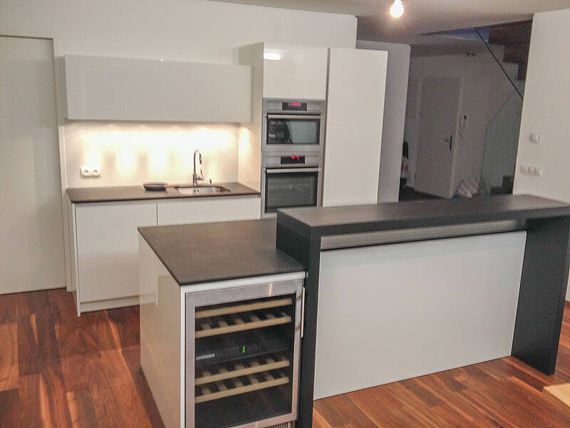 Küchenzeile mit Kochinsel, intergrierten Weinkühler und dem BORA-Abluftsystem.