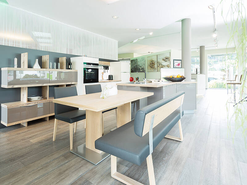 Geradlinig geschnittene Bänke und Stühle passen in jeden Küchenwohnraum.