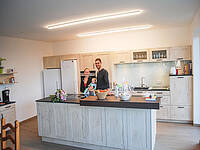Rustikal-Moderne Küchenzeile mit Kochinsel.