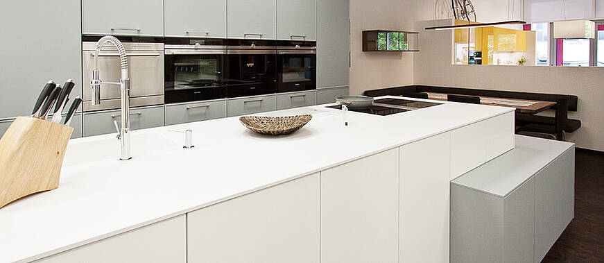 Küche grau mit Dekton Arbeitsplatte weiß