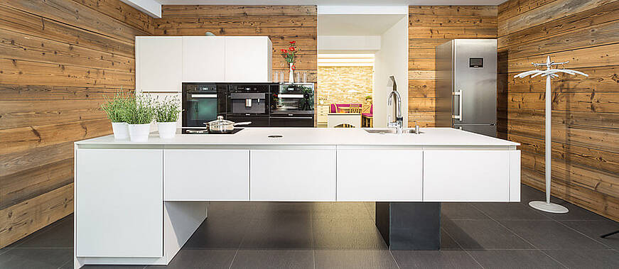 Küche modern mit Dekton Arbeitsplatte weiß