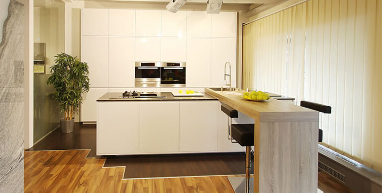 Küche in weiß mit Insel und Baraufsatz in Holzoptik