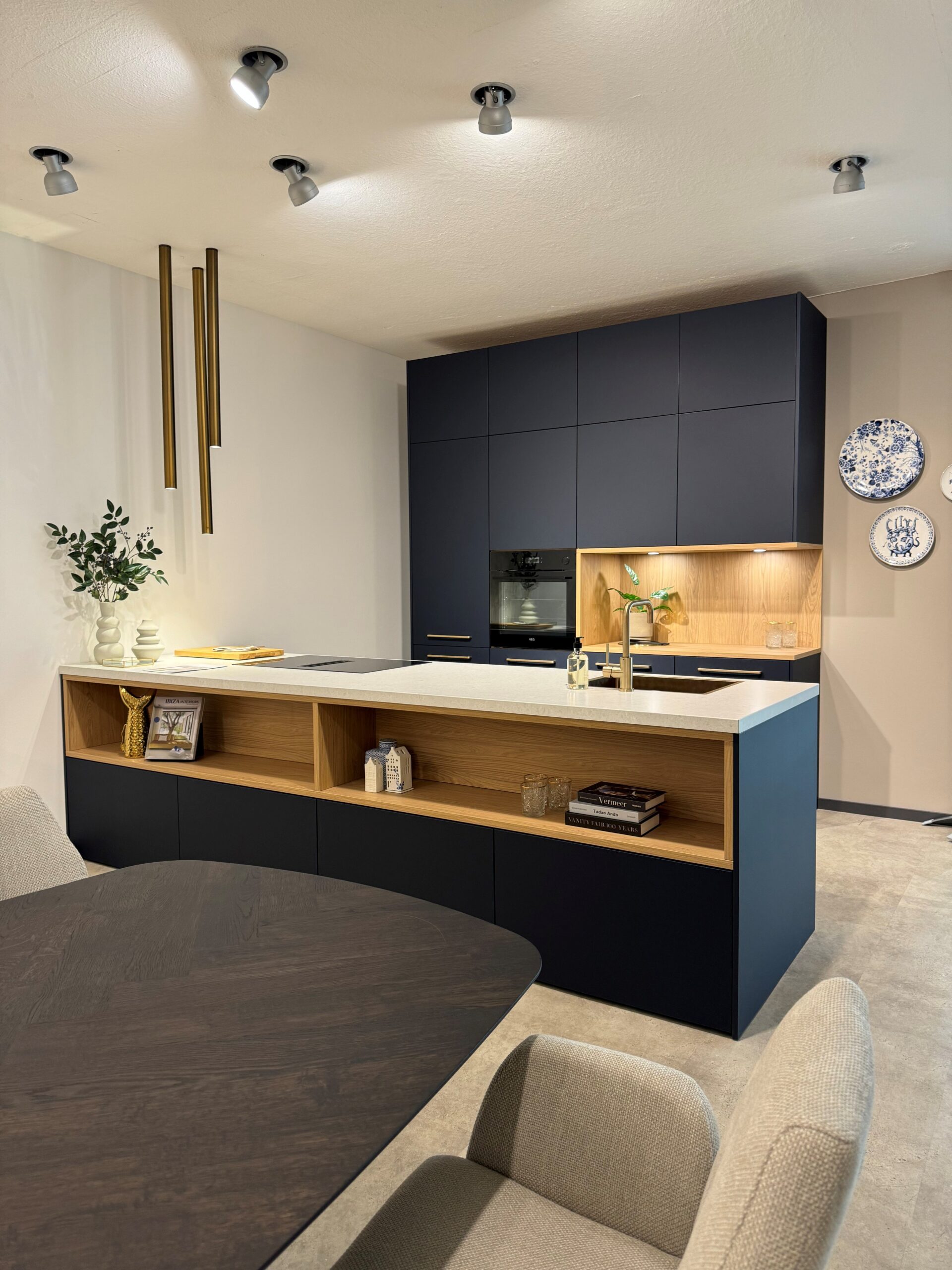 moderne olina Küche in dunkelblau und Eiche natur kombiniert. Helle Arbeitsplatte