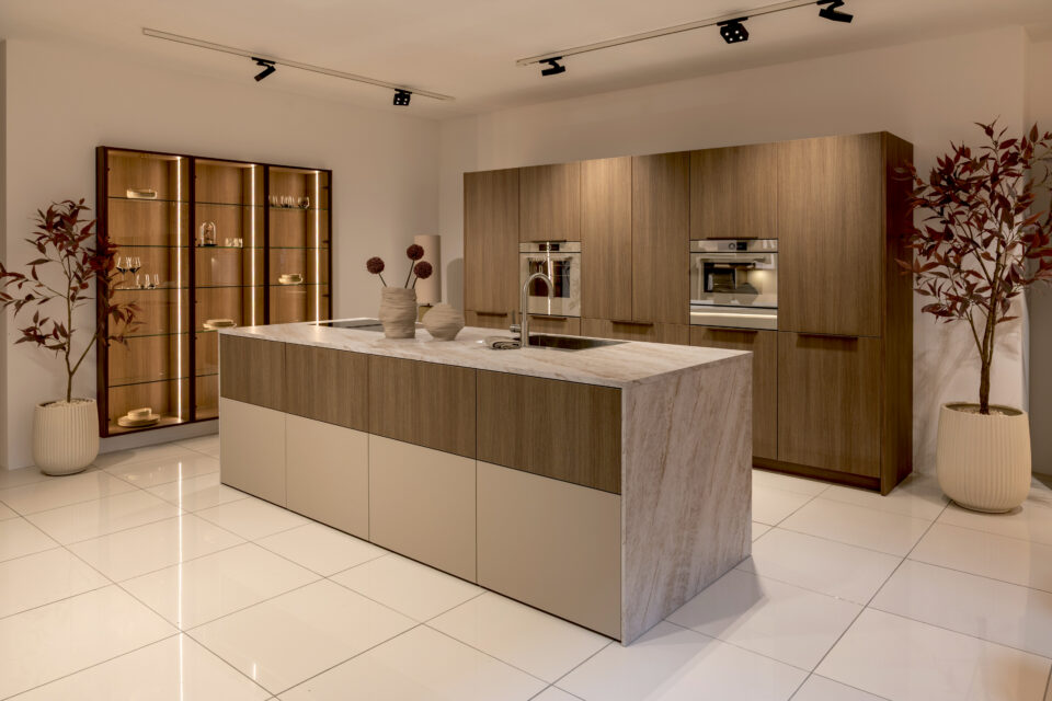 moderne Küche, Fronten in Eiche und beige, Natursteinplatte hell