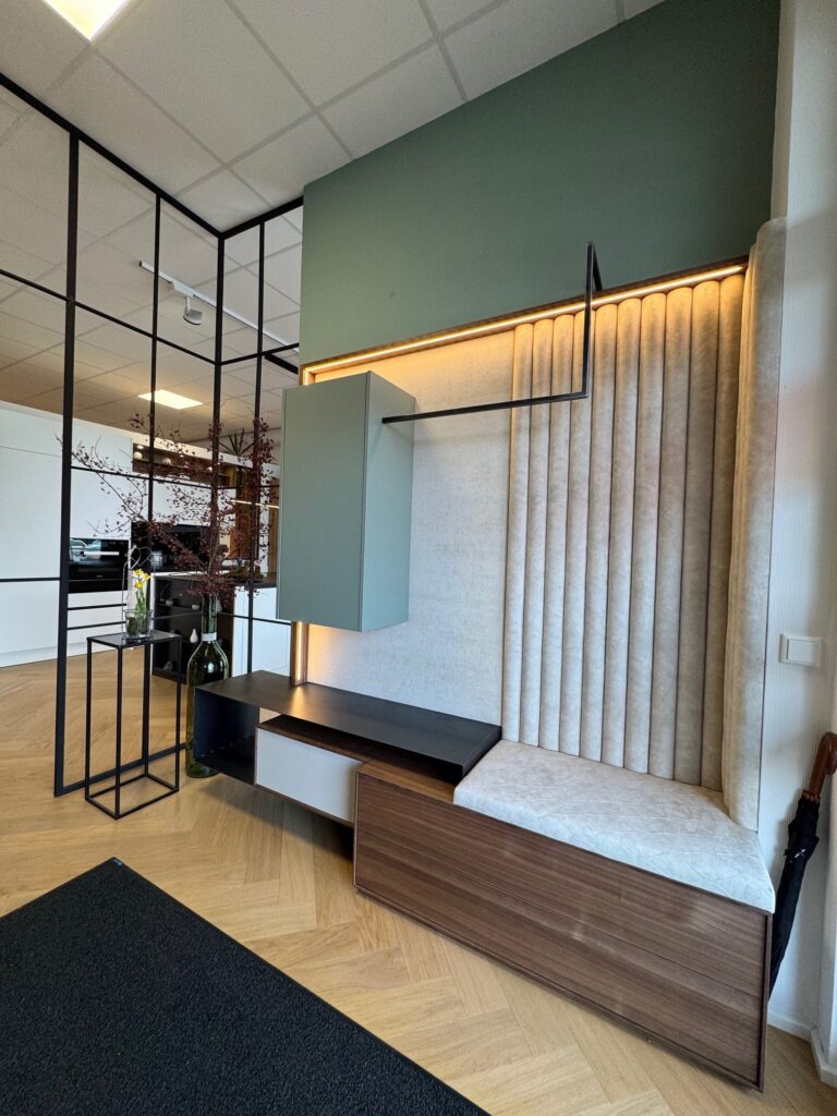 Garderobe in mintgrün und Eiche natur