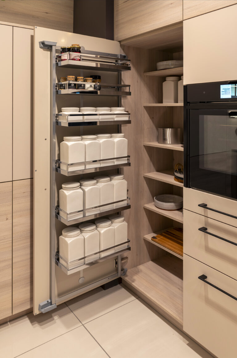 Stauraum mit Türregal