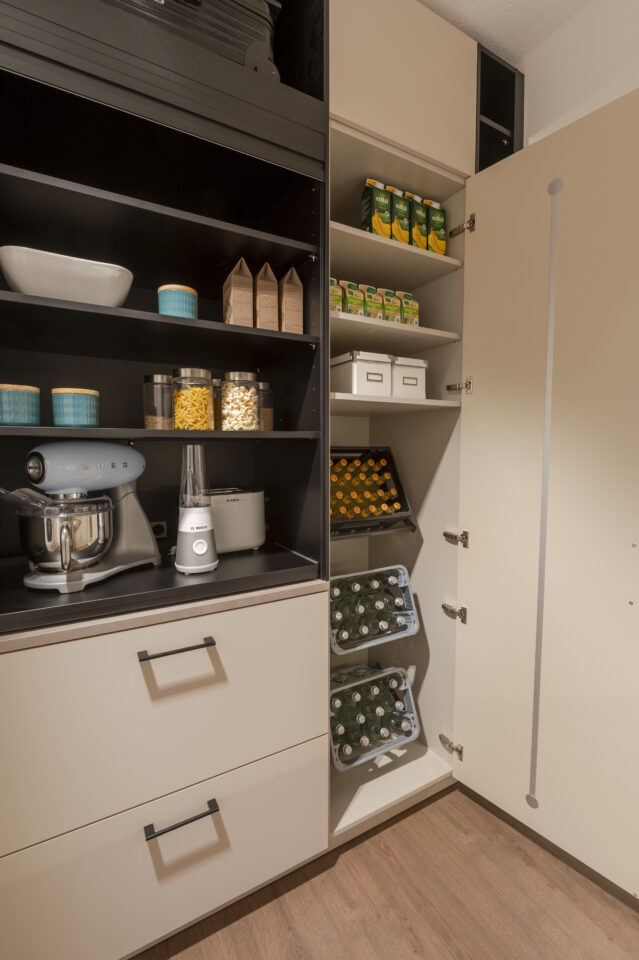 Backkitchen - Stauraummöglichkeit für Vorräte und Getränke