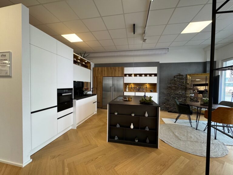 Küche in weiß und Eiche natur, dunkle Natursteinarbeitsplatte