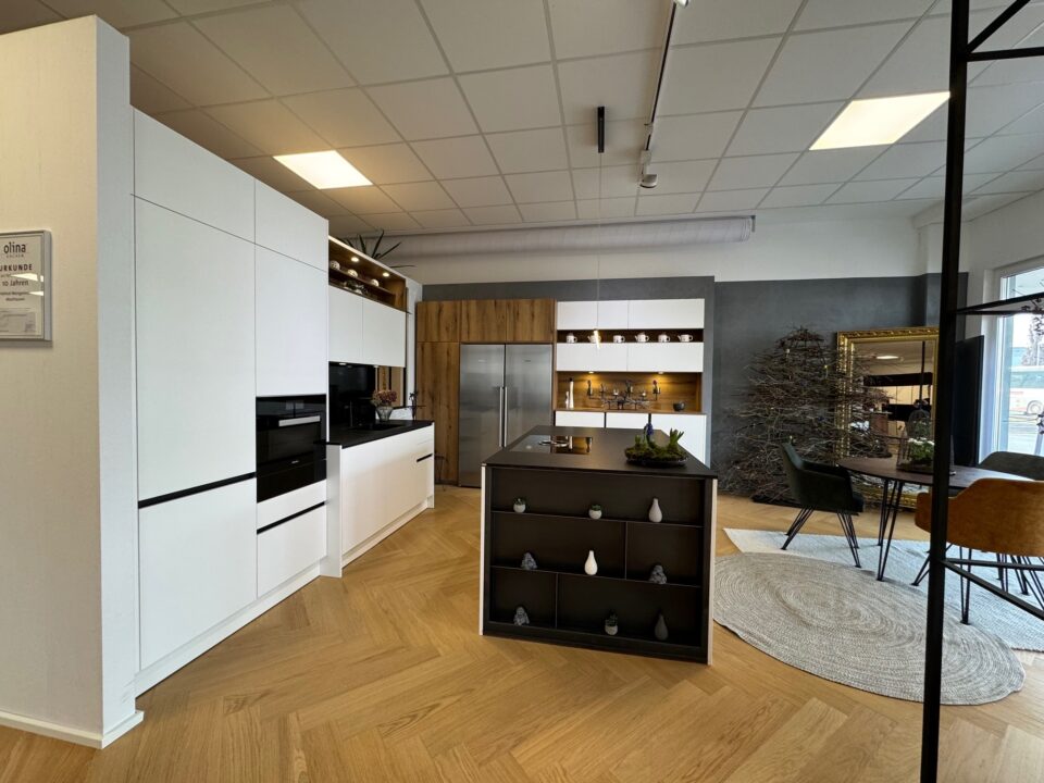 Küche in weiß und Eiche natur, dunkle Natursteinarbeitsplatte