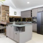 olina Landhausküche mit hellgrauen Fronten und freitstehendem Kühlschrank Side by Side in schwarz