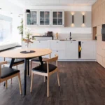 Moderne Landhausküche in grau und Natruholzfront in Kombination