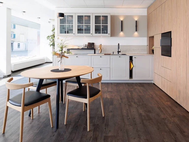 Moderne Landhausküche in grau und Natruholzfront in Kombination