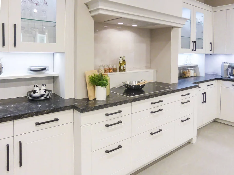 olina Landhausküche in weiß mit schwarzer Arbeitsplatte