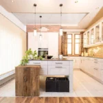 Küche Landhausstil in weiß und Naturholzbar