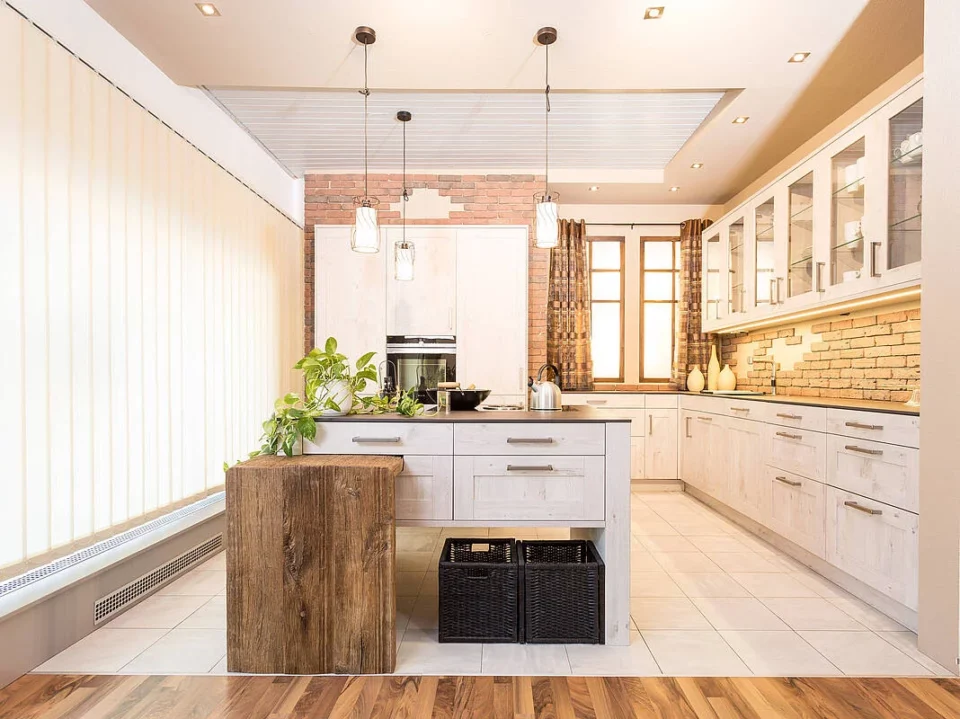 Küche Landhausstil in weiß und Naturholzbar