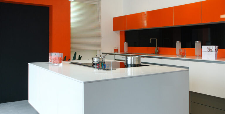 olina Küche in orange und Insel in weiß hochglanz, Arbeitsplatte in Keramik weiß