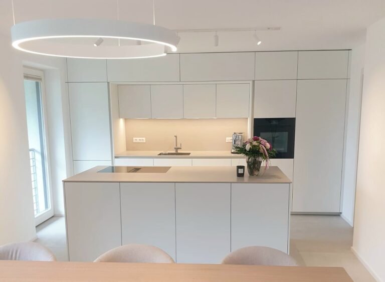 Helle olina Küche in weiß