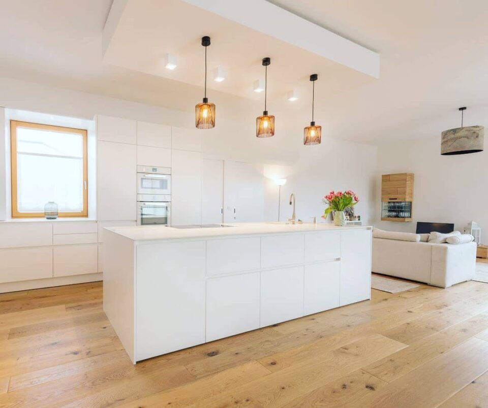 Küche in weiß mit Mineralwerkstoffplate