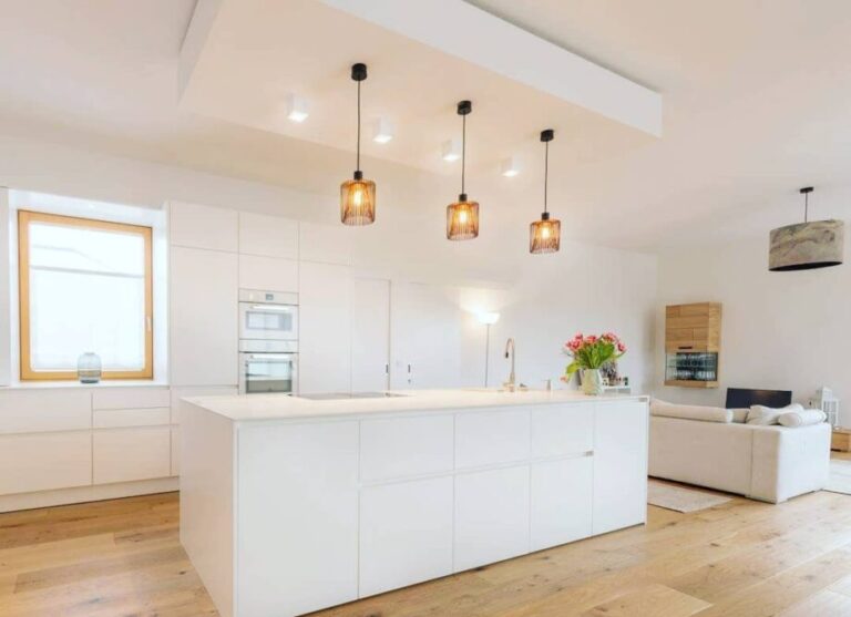 Küche in weiß mit Mineralwerkstoffplate