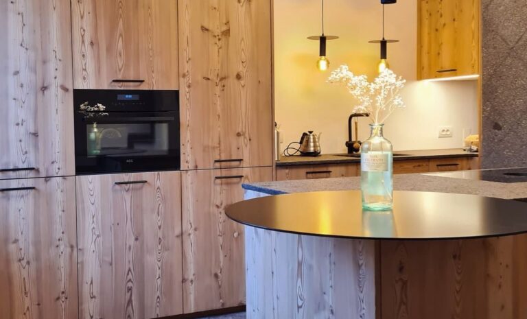 Küche mit Naturholzfront und schwarzem Aufsatztsich