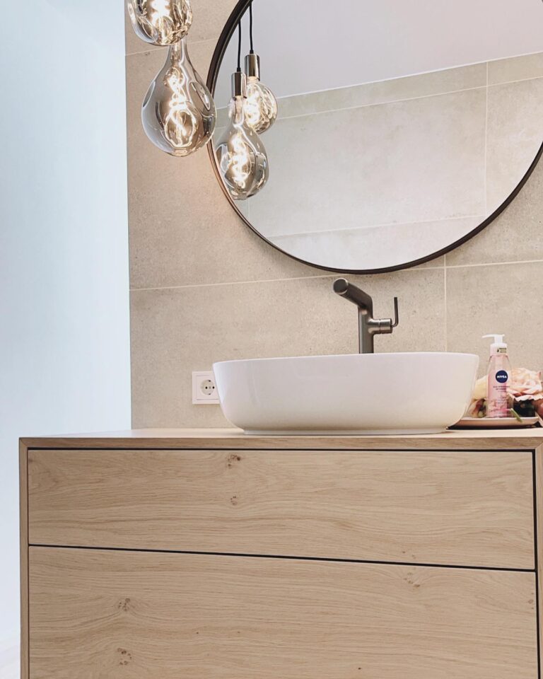 Waschtisch mit Aufsatzbecken und rundem Spiegel