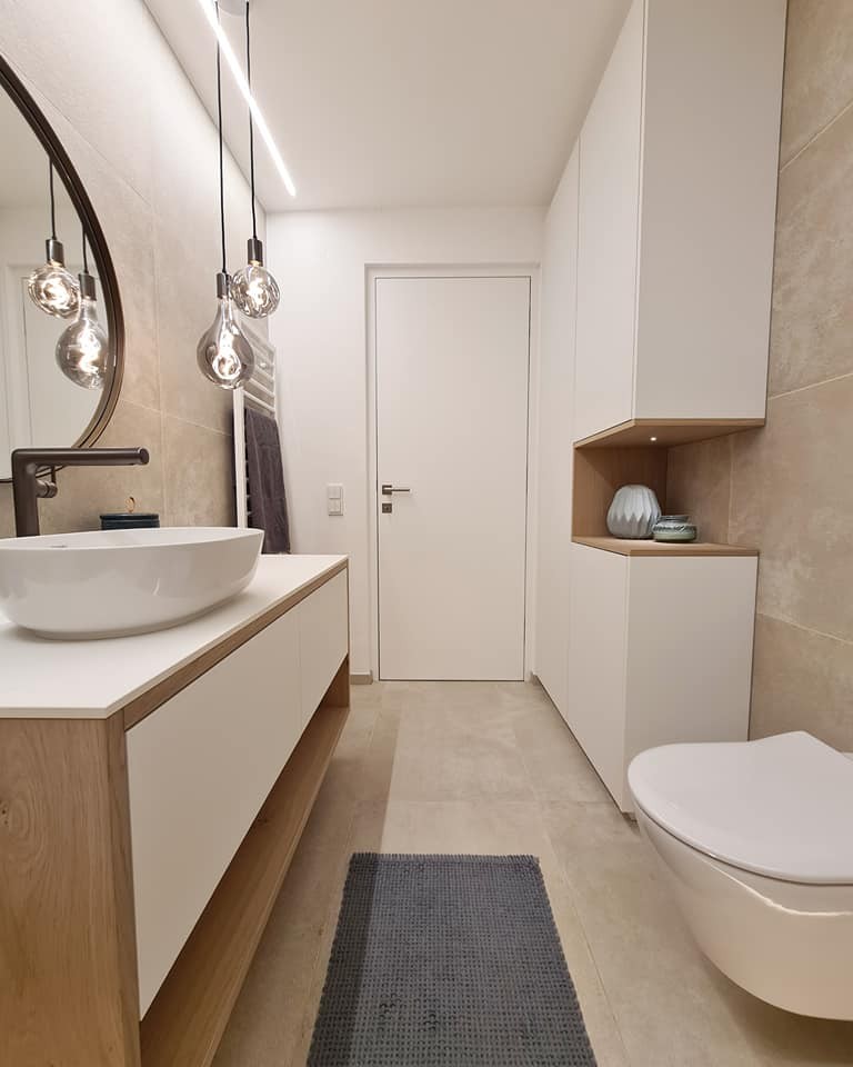 Badschrank in weiß mit Nische in Eiche natur