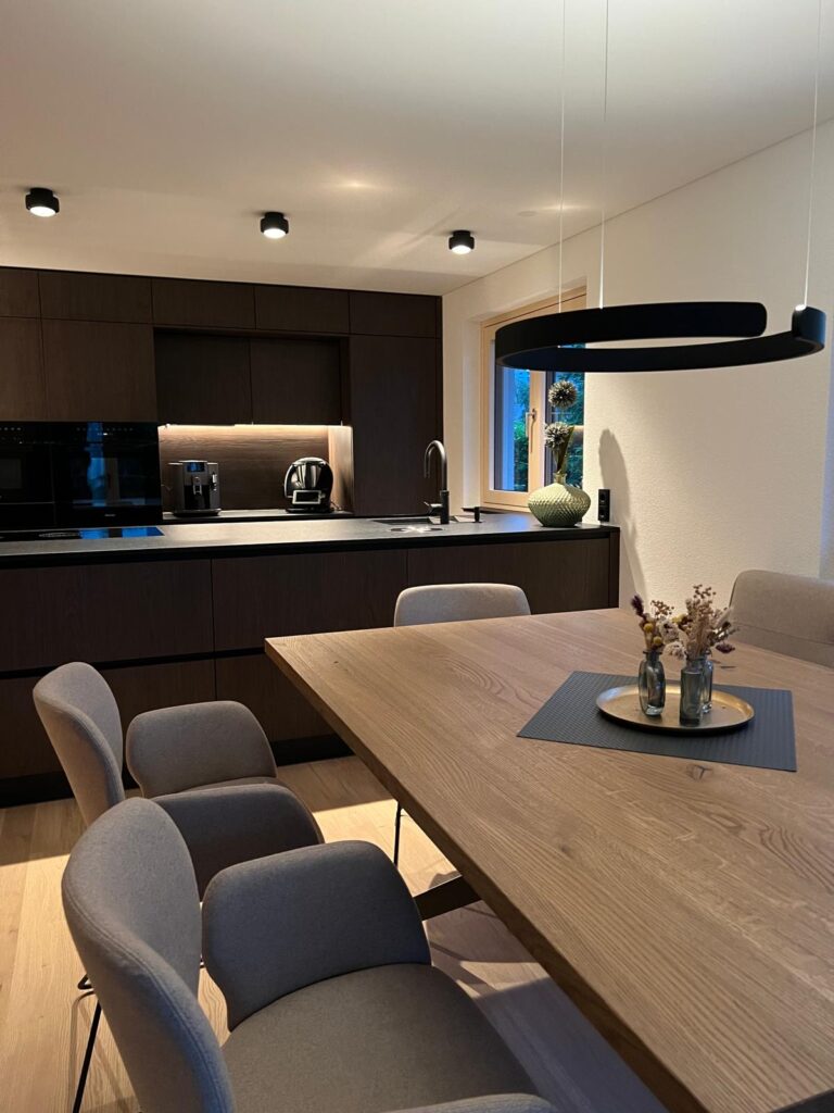 Esstisch in Eiche Natur mit Occhio Hängeleuchte in schwarz matt