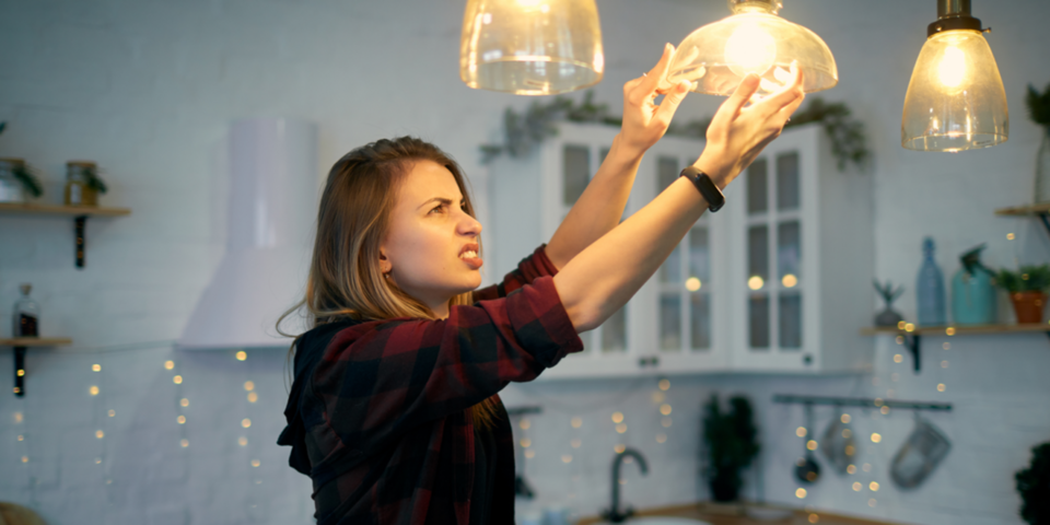 Frau mit Hängeleuchte