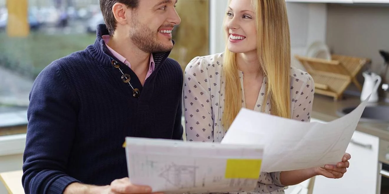 Kundenpaar mit Planunterlagen