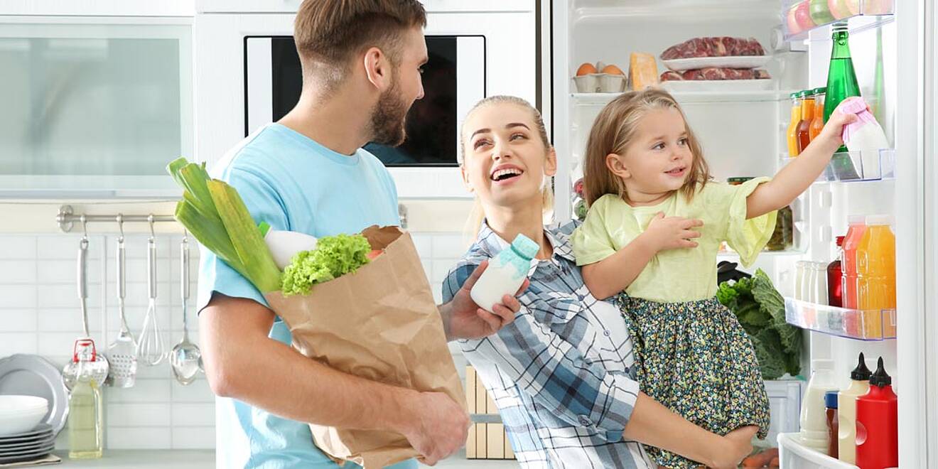 Familile vor Kühlschrank