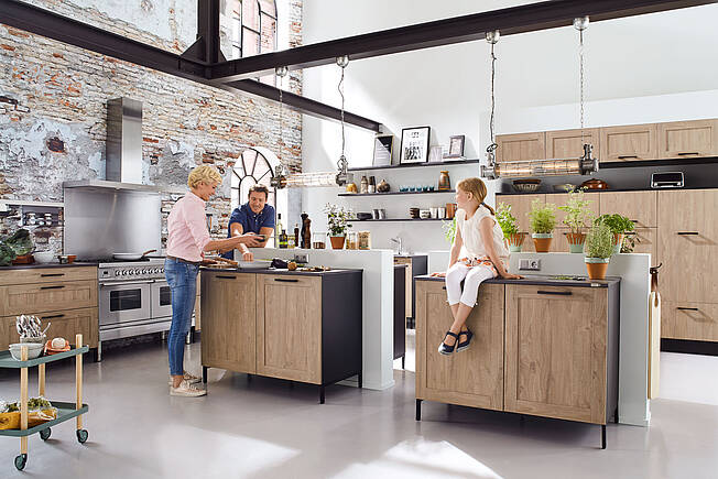 Mediterrane Massivholzküche im Landhausstil Mediterrane Landhausküche aus Massivholz