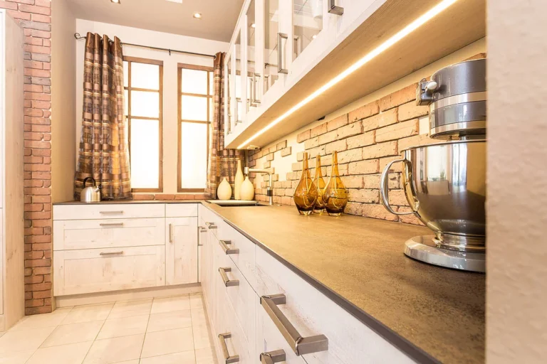 olina Landhausküche in weiß mit dunkler Keramikarbeitsplatte