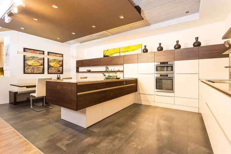 olina U-Küche mit weiß und dunkelm Echtholzfunier kombiniert, Arbeitsplatte heller Naturstein