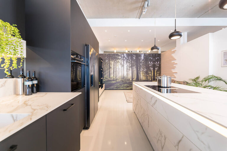 Kochinsel mit weißer Keramik in Marmoroptik