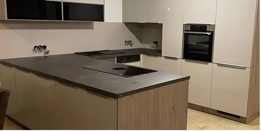 beispielkueche-u-kueche-mit-dunkler-arbeitsflaeche