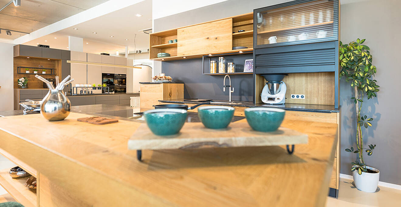 Arbeitsplatte aus Holz mit türkisen Schalen
