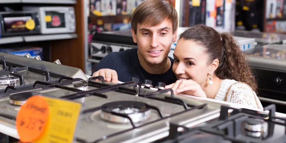 Personen vor einem Gaskochfeld