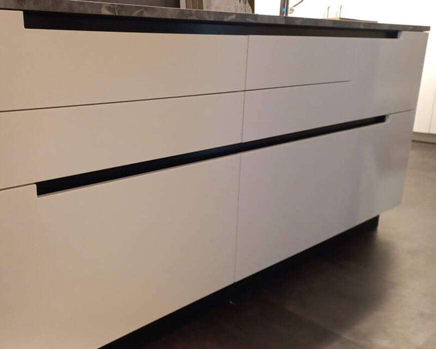 grifflose-kueche-griffmulden-eingefraest-imst