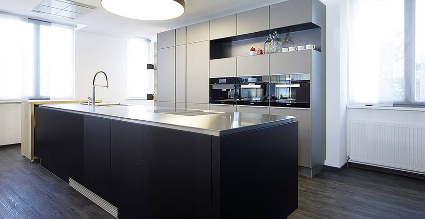 Grosse Kochinsel mit viel Stauraum