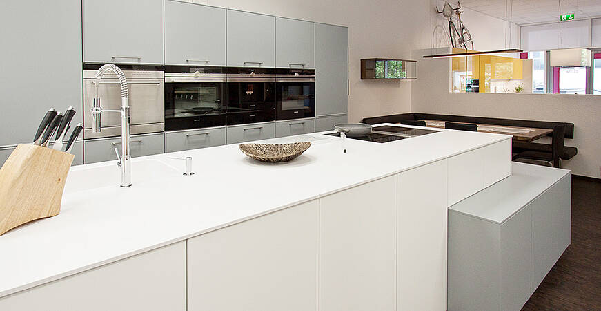 Kücheninsel groß mit Kochfeld und Spüle