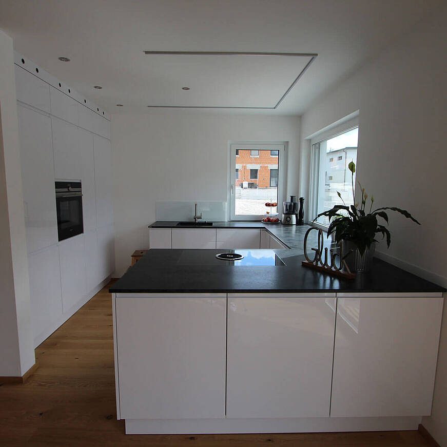 raumwirkung-grifflose-kueche-kirchbichl